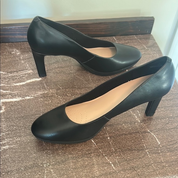 Clarks Women's Black Pumps - Picture 5 of 7